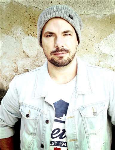 Dada Peng ist ein deutsch-amerikanischer Künstler. Er begann seine berufliche Laufbahn als Moderator und Autor im Kinderfernsehen und ist heute als Singer/Songwriter und Buchautor vor allem für seine Auseinandersetzung mit existenziellen Themen bekannt.Foto: DaDa Peng