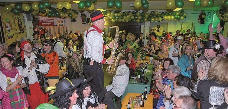 Dä Engelbäät“ (Engelbert Wrobel) begeisterte das Publikum im Gimmersdorfer Dorfsaal mit einem sensationellen Auftritt. JOST