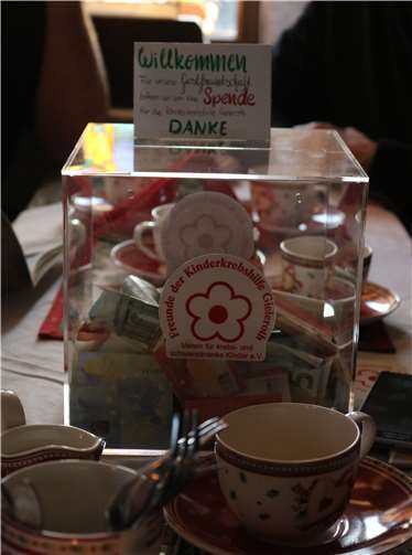 Dafür gibt es Waffeln gegen eine Spende.