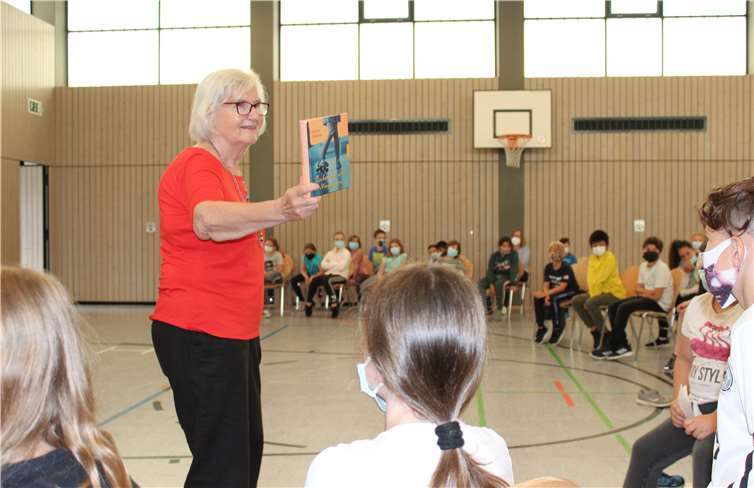 Dagmar Chidolue zeigt den Kindern ihr Buch Zuckerbrot und Maggisuppe.Foto: privat