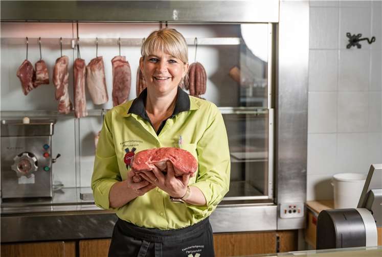 Dagmar Groß-Mauer in ihrer Metzgerei in Kempenich.  Foto: Bernhard Risse