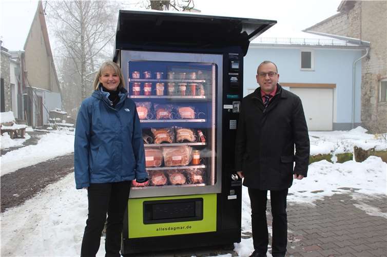 Dagmar Groß-Mauer mit Bürgermeister Johannes Bell am neuen Fleisch- und Wurstautomaten neben der Bäckerei Mannebach in Kempenich.
