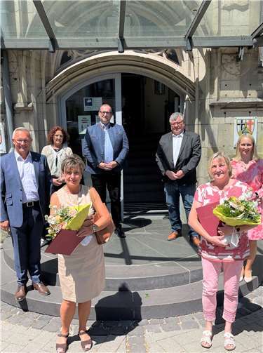 Dagmar Karwatowski (vorn links) und Ursula Zimmermann sind seit 40 Jahren im Dienst der Kreisverwaltung. Es gratulierten (hinten von links): Landrat Achim Hallerbach, Personalratsvorsitzende Birgit Eisenhuth, Abteilungsleiter Rüdiger David, Beigeordneter Michael Mahlert und Büroleiterin Diana Wonka.Foto: Kreisverwaltung Neuwied