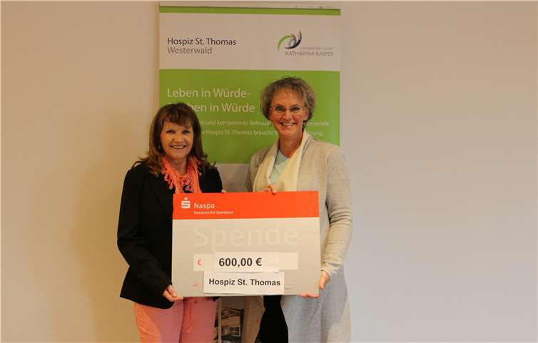 Dagmar Kießling und Hospizleiterin Eva-Maria Hebgen bei der Spendenübergabe im Hospiz St. Thomas. Dernbacher Gruppe Katharina Kasper