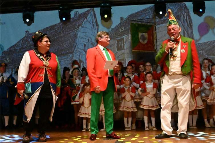 Dagmar Schäfer und Marcus Bolzhauser (Mitte) führten souverän durch das Programm. Zu Beginn stellte sich Günter Pinetzki vor, der als erster Ochtendunger den Kreiswackes erhalten hatte.