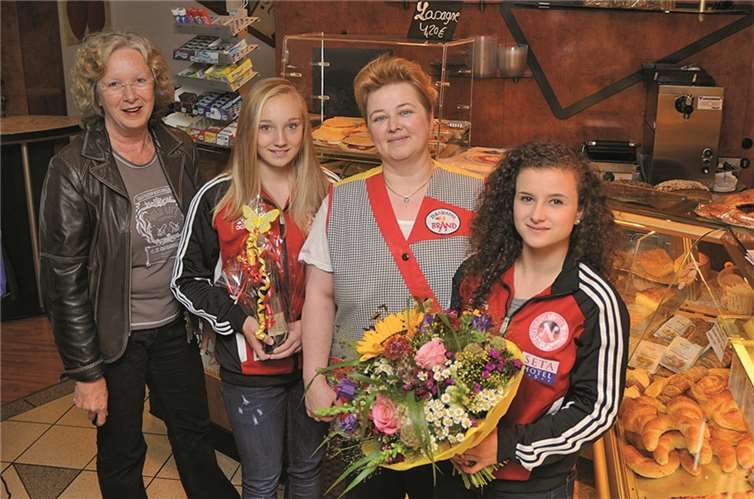 Dagmar Schweden (l.), Ines Günter (2.v.l.) und Debora Vinci (r.) bedanken sich bei Giesela Brand für die tolle Unterstützung. Norbert J. Becker