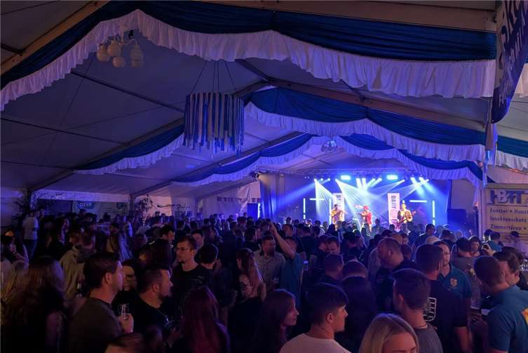 Daily Friday rockt das Festzelt: Die Besucher feierten bis in die Nacht. Foto: Christian Fein