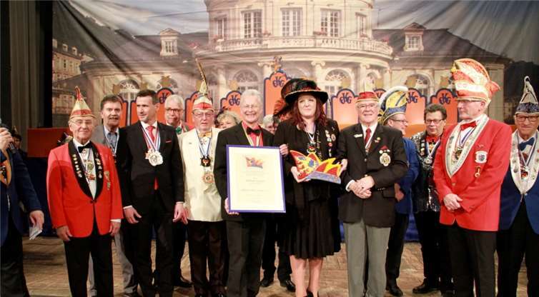Daliah Geisel (mitte), Obermöhne der Loreley-Möhnen, bei der Überreichung der Rhein-Lahn-Kapp. MFU