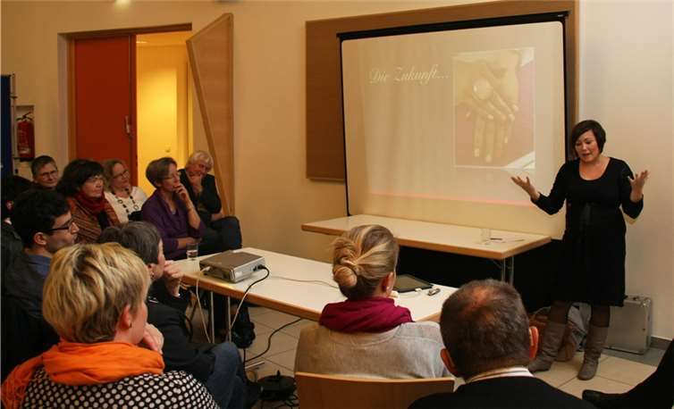 Damaris Binder erklärt ihr Konzept „Gott im Nagelstudio“.privat