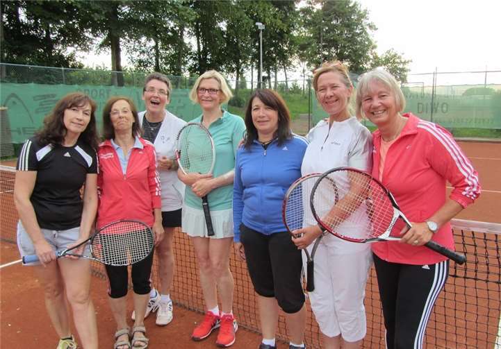 Damen 50 des TC Grafschaft Nierendorf. (v.l.: Christine Bertram, Josefine Stein, Karin Lichius, Ulrike Adamitza, Petra Loock, Birgit von der Heide, Ulrike Puteanus. Es fehlt Waltraud Koster).