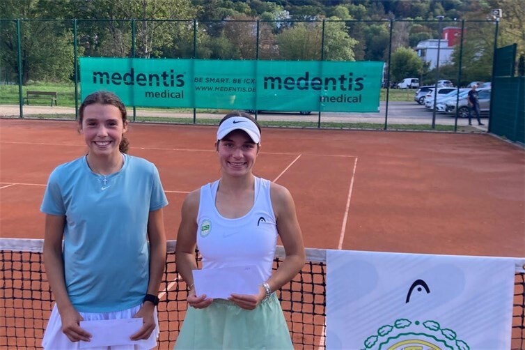 Damen-Einzel: (v.l.) Meike Erkes und Jil Hassinger (HTC Bad Neuenahr)
