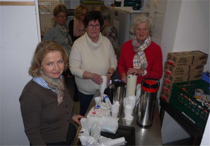 Damen des IWC Bonn-Kreuzberg beim Verteilen von Kaffee und Muffins.privat