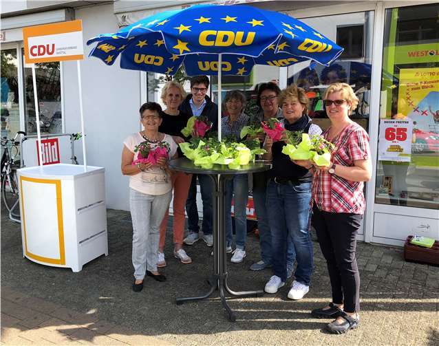 Damen des Vorstandes der Frauen Union Swisttal und Damen des CDU - Ortsverbandes Heimerzheim bei der Verteilaktion.  Frauenunion Swisttal
