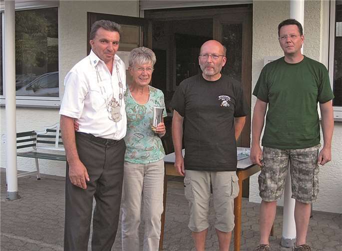 Damenkönigin Hiltraud Raber mit dem Schützenkönig und den beiden Schießmeistern Rainer Zingel sowie Frank Nehlmeyer. privat