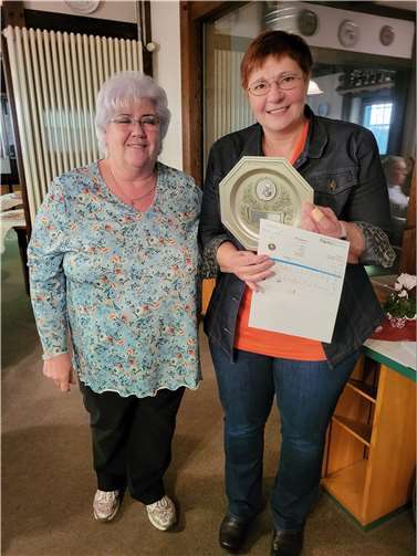 Damenleiterin Uschi Grötzbach (li.) von der SG Selters mit der Siegerin Manuela Göbel von der St.Seb.Höhr.