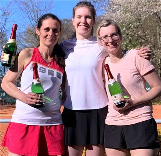 Damentrio bei Saisoneröffnung erfolgreich: v.li. Natanja Neitzert, Jil Dreidoppel und Laura Schuh erspielten sich die meisten Schleifchen. Fotos: Michele-Dayana Eich/TC Steimel