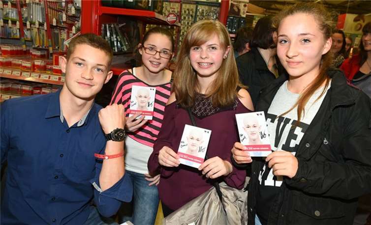 Damian Hardung mit Fans bei der röhrig-forum Benefiz-Gala. privat