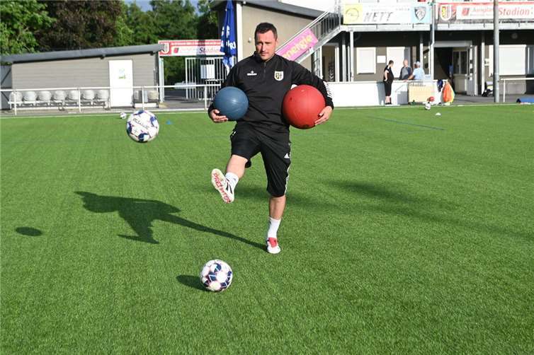 Damir Mrkalj hat schwer zu tragen: Mit dem Verlauf der Vorbereitung ist der Trainer des Rheinlandliga-Aufsteigers SV Eintracht Mendig nicht zufrieden.  Foto: SK