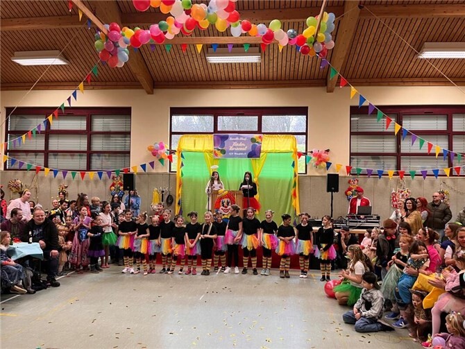 Damit auch alle anderen Kinder aktiv mitfeiern konnten, wurden zwischendurch Mitmach-Tänze und Spiele eingegliedert, die die Tanzfläche in der Jägersberghalle zusätzlich zum Beben brachten.