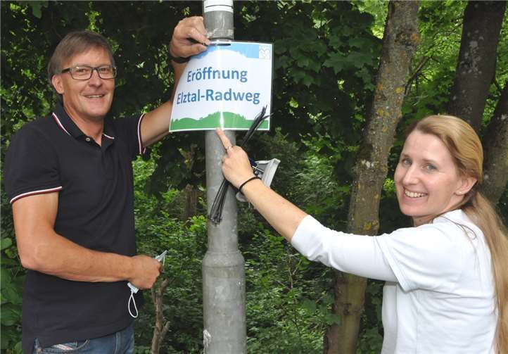 Damit auch alle den richtigen Weg zur Eröffnung fanden: Büroleiter, Michael Augel und der Tourismus Fachkraft, Svenja Schulze-Entrup, bei den Vorbereitungen.