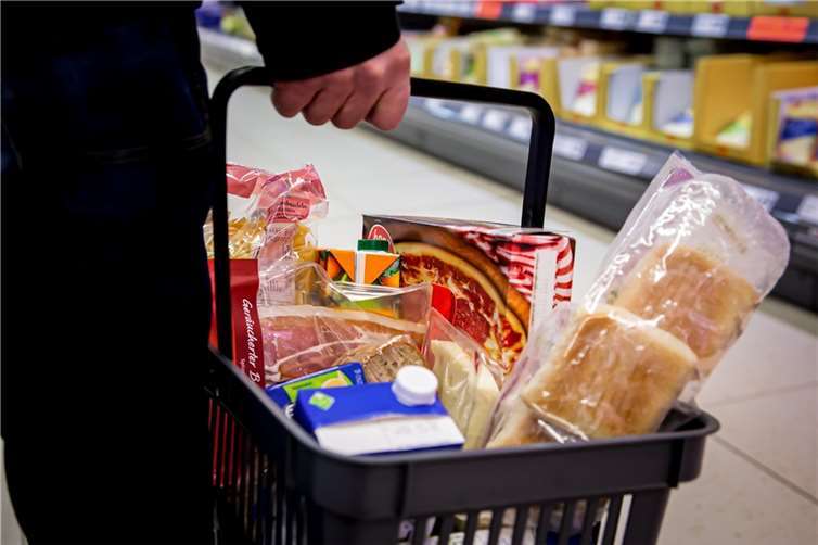 Damit der Einkaufskorb nicht leer bleibt: Beschäftigte in der Ernährungsindustrie und im Lebensmittelhandwerk arbeiten aktuell auf Hochtouren. Darauf weist die Gewerkschaft NGG hin. Foto: NGG
