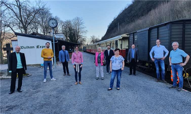 Damit der Zug auch in Zukunft noch fährt, wird mit Unterstützung von Verkehrsminister Volker Wissing kräftig in die Brohltalbahn investiert. Hiervon überzeugte sich eine FDP-Delegation vor Ort am Bahnhof des Vulkan-Express.Foto: privat