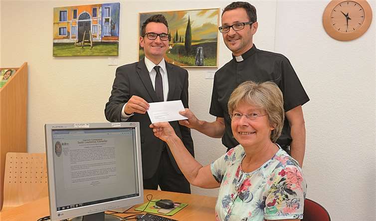 Damit die Bücherei der Pfarrgemeinde St. Laurentius demnächst auch E-Booksim Verleih hat, überreichte KSK-Geschäftsstellenleiter Raphael Mondry zur Projektfinanzierung eine Spende über 1.000 Euro an Pastor Jörg Meyrer und Beate Sebastian, Leiterin der KÖB St. Laurentius.  privat