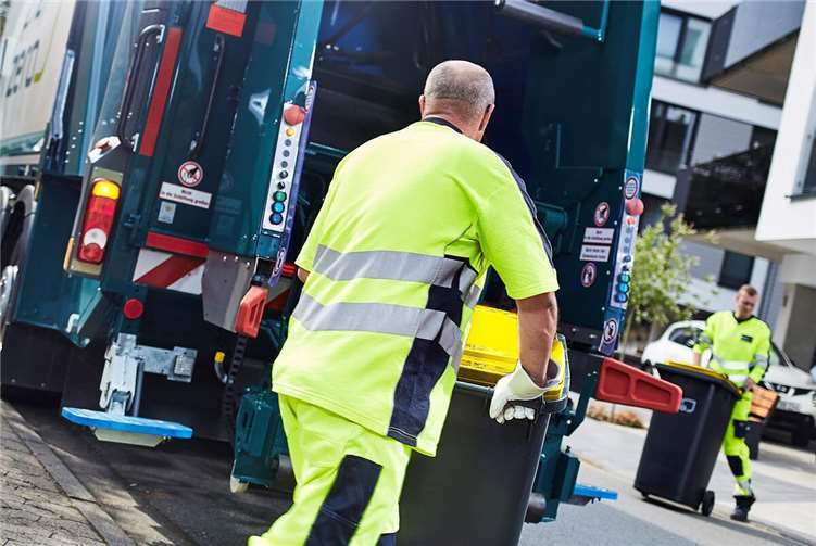 Damit die Bürgerinnen und Bürger bei den angekündigten Kontrollen keine bösen Überraschungen erleben, befestigt der beauftragte Dienstleister PreZero bei den letzten Leerungen im Jahr einen Info-Flyer an den Behältern. Copyright: PreZero