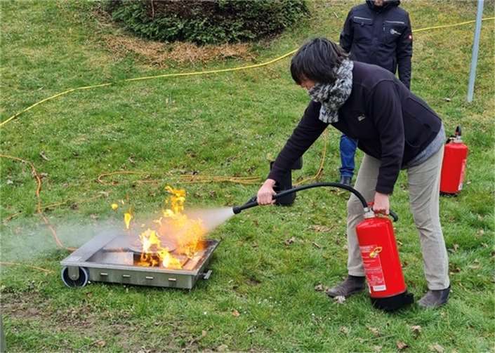 Damit die Erzieherinnen die Sicherheit der Kinder umsetzen können, nahmen sie im letzten Jahr an Schulungen zum „Brandschutzhelfer“ teil.  Foto: Kita Kunterbunt