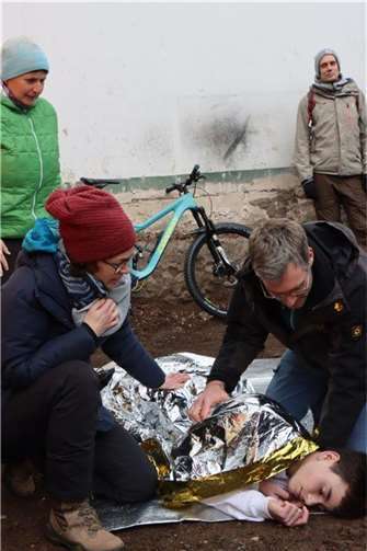 Damit die Mitglieder des Deutschen Alpenvereins auch im freien Gelände Erste Hilfe leisten können, wurden Unfallgeschehen von der Realistischen Notfalldarstellungsgruppe des Jugendrotkreuz Niederzissen nachgestellt.  Foto:Beate Lindener, DRK-Kreisverband Ahrweiler e.V