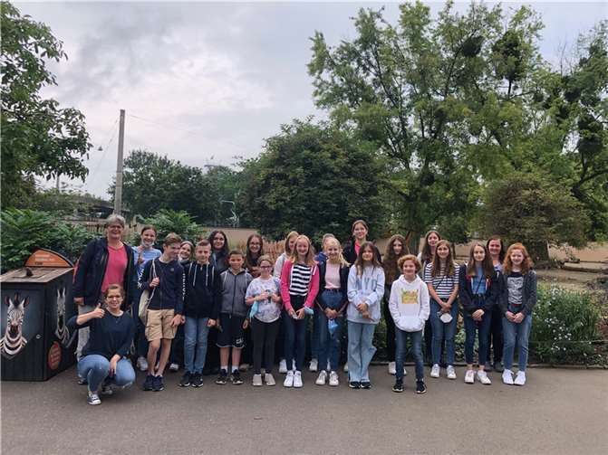 Damit die Schüler wenigstens für einen Tag dem Katastrophengebiet entfliehen können, haben engagierte Lehrerinnen des Gymnasiums an zwei Tagen in den Sommerferien einen Tagesausflug in den Kölner Zoo organisiert. Foto: Gymnasium Calvarienberg