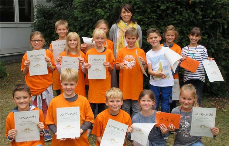 Damit die Streitschlichter im Bedarfsfall schnell zu erkennen sind, tragen sie in den Pausen orangefarbene Tshirts.privat