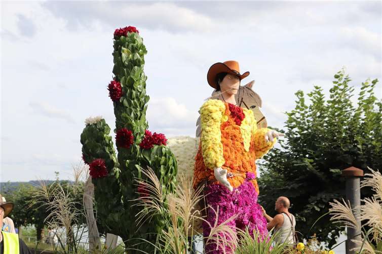 Aufrufe zur Unterstützung des Erpeler Blumenkorsos Damit die Wagen beim Blumenkorso in voller Pracht durch den Ort ziehen können, braucht das Wagenbauteam in der Woche vor dem Weinfest wieder Verstärkung durch viele fleißige Hände. Foto: Daniela Simon