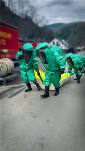 Damit die angehenden CSA-Träger auch in gefährlichen Situationen ruhig und zielsicher zu arbeiten lernen, wurde die Belastung in mehreren praktischen Übungen Schritt für Schritt gesteigert. Foto: Jennifer Schwab