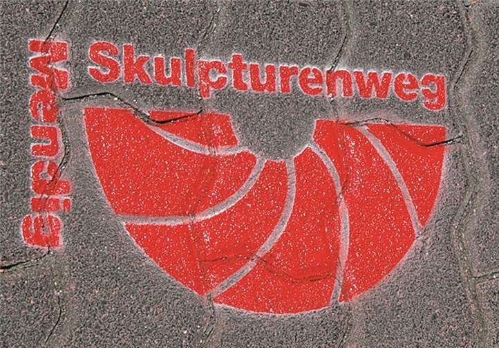 Damit jeder den Skulpturenweg findet, hat sich der Fremdenverkehrs-, Kultur- und Gestaltungsausschuss der Stadt in seiner jüngsten Sitzung darauf verständigt, die Strecke mit einem Emblem zu markieren, einem halbierten, roten Mühlstein.Verbandsgemeinde Mendig