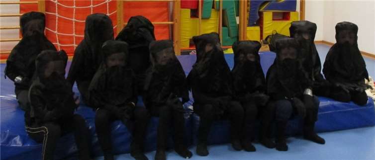 Damit man die Kinder im Dunkeln nicht erkennen konnte, trugen alle von Kopf bis Fuß schwarze Kleidung.privat