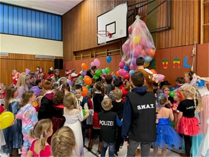 Damit nicht nur „Stillsitzen“ angesagt war, konnte sich das junge Publikum zwischendurch bei mehreren Mitmachtänzen bewegen.  Foto: TV und MV Weitersburg