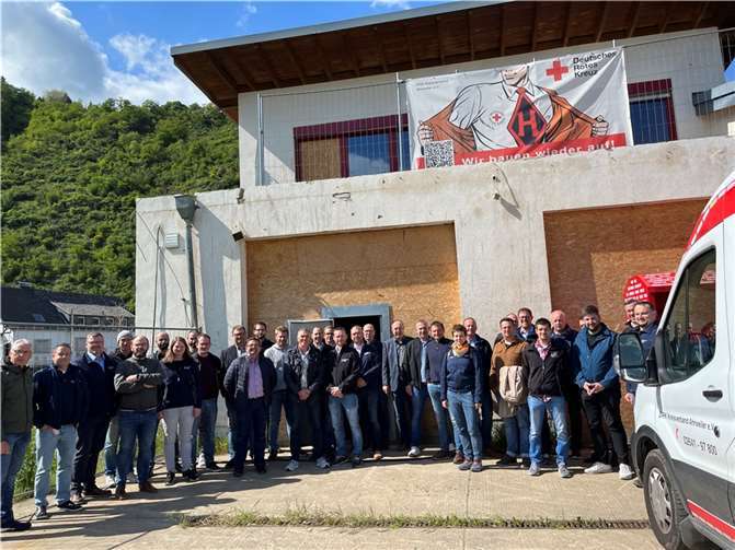 Damit sich die DRK-Rettungsdienstleiter aus Rheinland-Pfalz einen Überblick über das Ausmaß der Flut machen konnten, lud sie Lothar Backes (15. v.l.) zu einer Besichtigung der zerstörten Rettungswache in Altenahr in. Foto: Astrid Zens/DRK-Kreisverband Ahrweiler e.V.