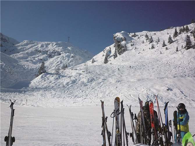Damit solche Skipisten nicht nur schön anzusehen, sondern schön zu befahren sind, gilt es im Winter topfit zu sein.privat