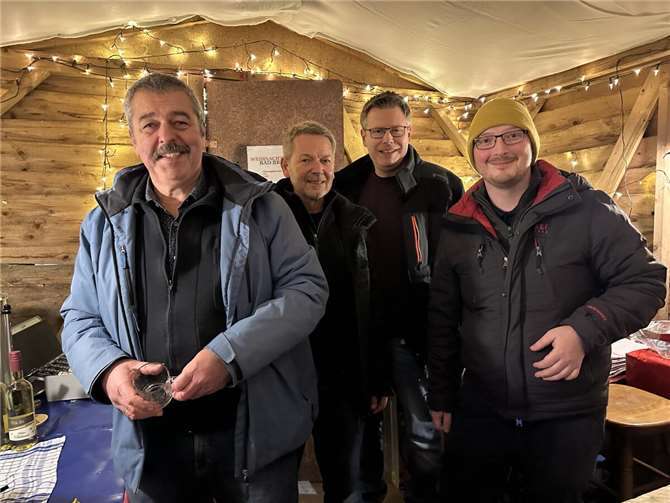 Dampfenden Glühwein gab es an dieser Bühne.  Foto: ROB