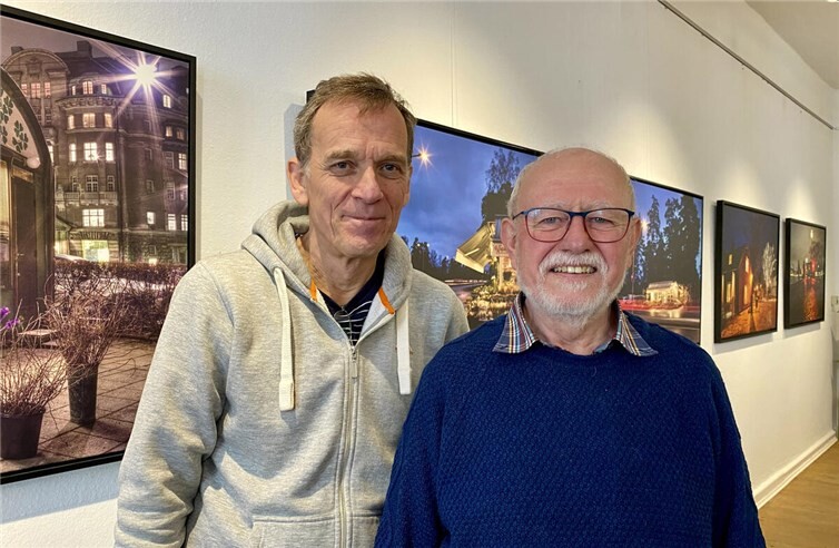 Dan Hummel (links) und Hans Metternich beim Einrichten der Ausstellung.  Foto: Dan Hummel