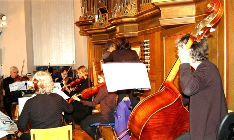 Dan Zerfaß brillierte in Begleitung eines Streicherensembles auf der Orgel in St. Marien.  FA