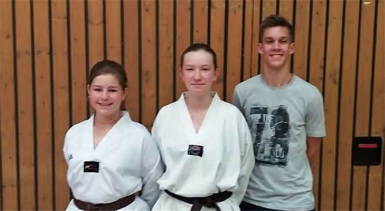 Dana Freiburg und Miriam Bauer mit Trainer Marcel Ecker.privat