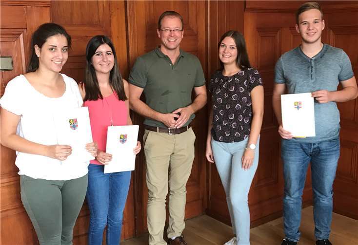 Dana Kaspari, Melissa Schild, Bürgermeister Jörg Lempertz, Vanessa Schäfer und Leo Köhler. VG Mendig