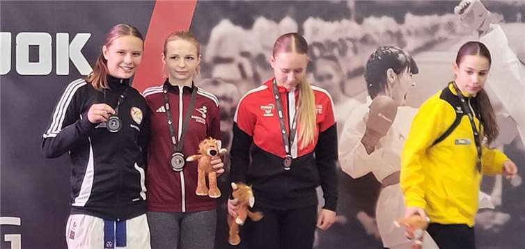 Dana Wybraniec (links) bei der Siegerehrung.  Foto: privat