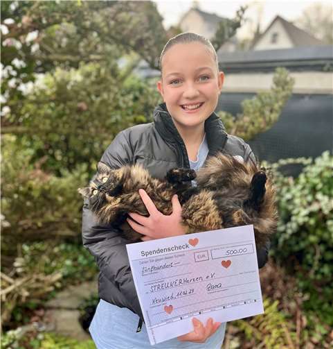 Dana mit ihrer Katze Cara  Foto: Amelie Enderle