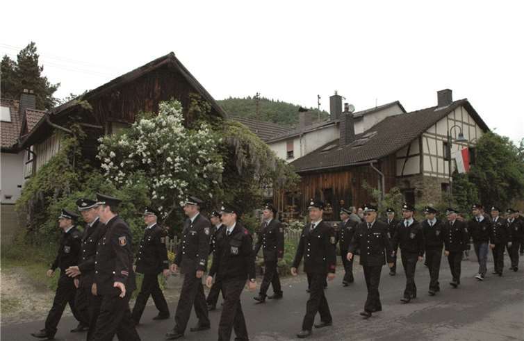 Danach marschierten der Löschgruppenführer Bernd Dutkiewicz zusammen mit dem Kesselinger Wehrführer Thorsten Schmitz, dem Chef der Feuerwehren Bürgermeister Achim Haag und dem Wehrleiter der Verbandsgemeinde Altenahr Frank Linnarz.