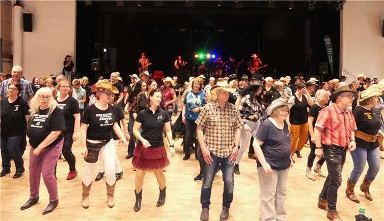 Dance the Line“ war bei der Benefizveranstaltung im Polcher Forum angesagt, an der annähernd 300 Aktive teilnahmen.