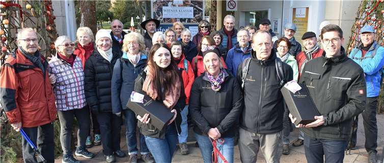 Dania Münch (l.) und Christian Steinbach (r.) von der Heilbad Gesellschaft dankten den Wanderführern Christine Nägler (2.v.l.) und Horst Saame (2.v.r.) für die Begleitung der Terrainwanderungen in 2018.privat