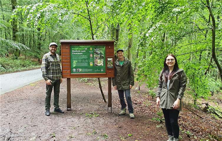 Dania Münch (r.), Referentin Gesundheitswirtschaft, freut sich über das neue Angebot „Waldbaden“ von Fritz Herkenrath (l.) und Tom Haass (M.) von „RobinWoods“.Foto: Ahrtal und Bad Neuenahr-Ahrweiler Marketing GmbH